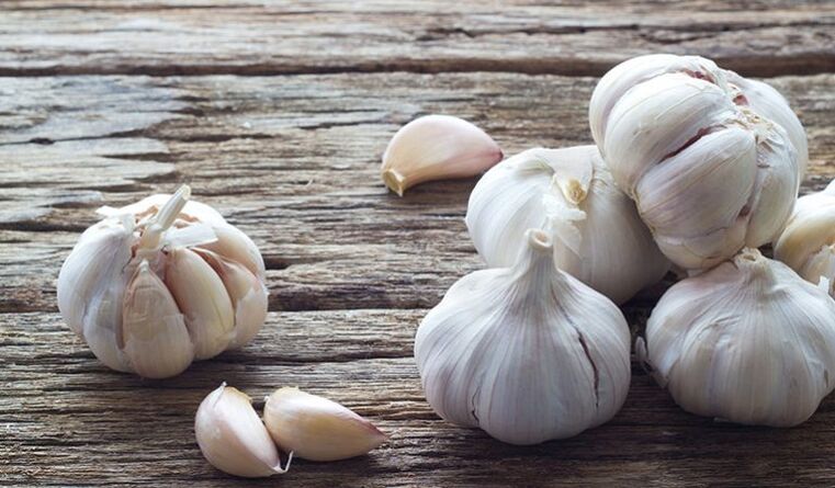 Garlic to treat foot fungus at home
